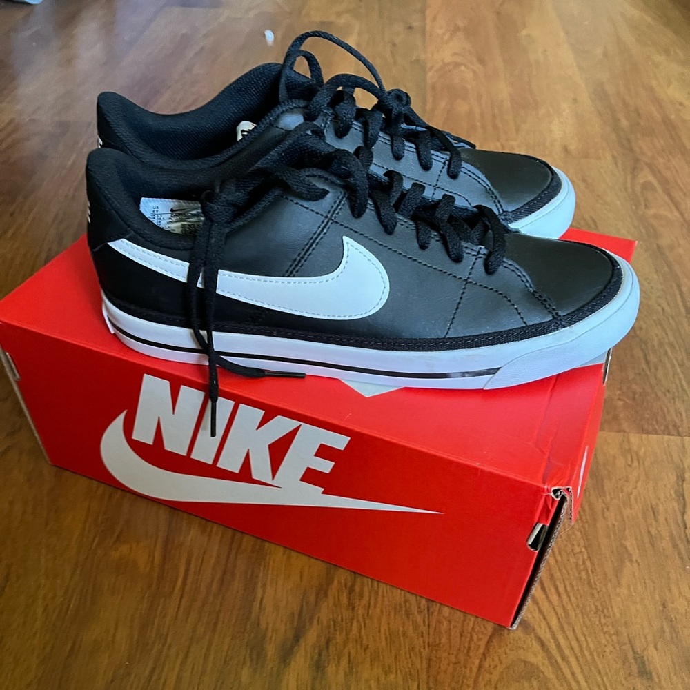 Nike NEW Court Legacy Sneakers Black White, boys/mens size 6Y - Picture 2 of 8
